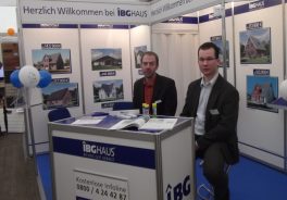 Ein Messestand mit zwei Anbietern.